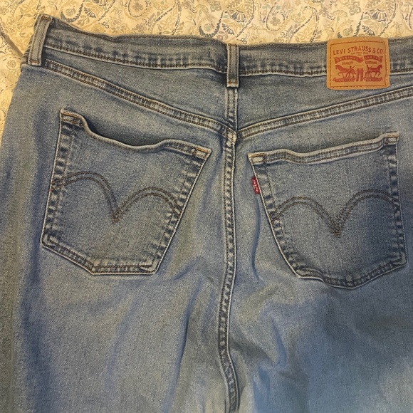 Levi Plus Woman's Wedgie Straight Medium Wash Jeans - Picture 6 of 7